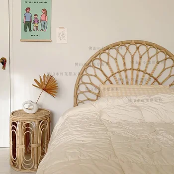 На таблата от ратан в скандинавски стил, декорация на пода в стаята за престой в семейството, облегалка легла от естествен ратан