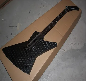 Новият пристигането 2024 г., по поръчка електрическа Explorer MX-250 II, която е боядисана в черен цвят, със специален модел, стандартна електрическа китара