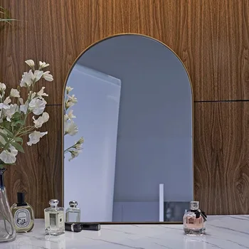 Огледало за баня с луксозен покритие покритие от неръждаема стомана латунного цвят.