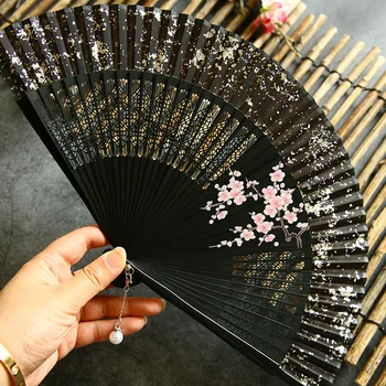 Сгъваем фен с бамбукова дръжка в древен стил Hanfu, нов китайски стил, сребро на вентилатора в китайски стил, кух, декориран боя цвете сливи